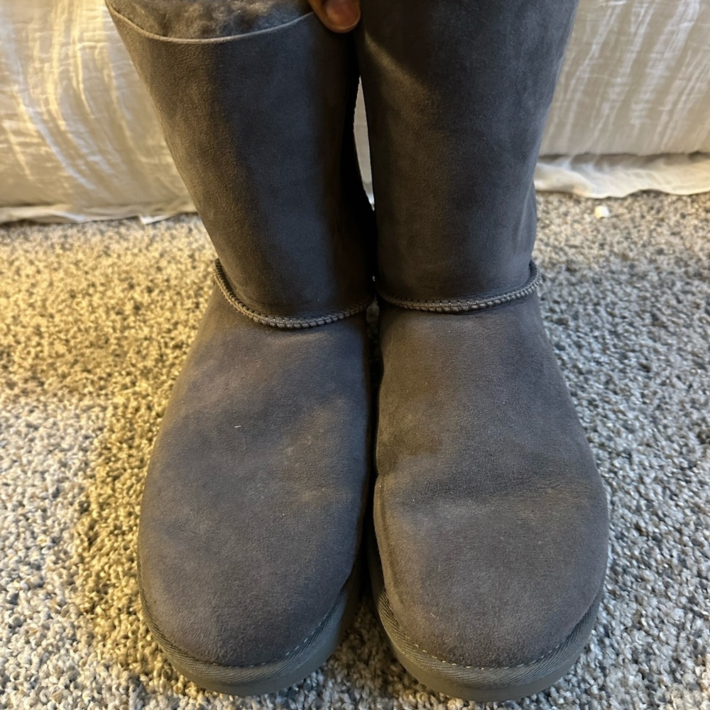 gray bailey bow uggs !!!